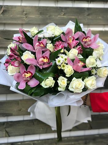 Букет цветов из: Розы и Хризантемы в Омске