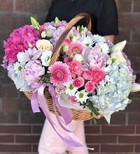 Цветочная композиция из Розы, Хризантемы, Пионы и Лизиантусы в корзине в Омске