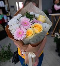Букет цветов из:  Герберы, Розы и Хризантемы в Омске