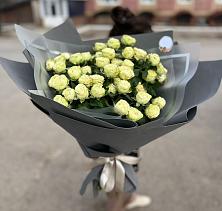 Букет Белые кустовые розы Солинеро в Омске