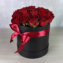 Цветочная композиция из Розы в шляпной коробке в Омске