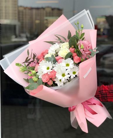 Букет цветов из: Розы, Лизиантусы и Хризантемы в Омске